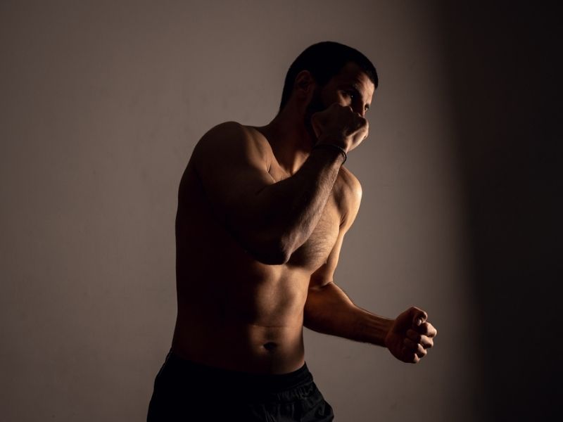 Top 6 bài tập boxing tại nhà không cần dụng cụ 3 Bài tập đấm gió là một bài tập boxing tại nhà không cần dụng cụ hiệu quả