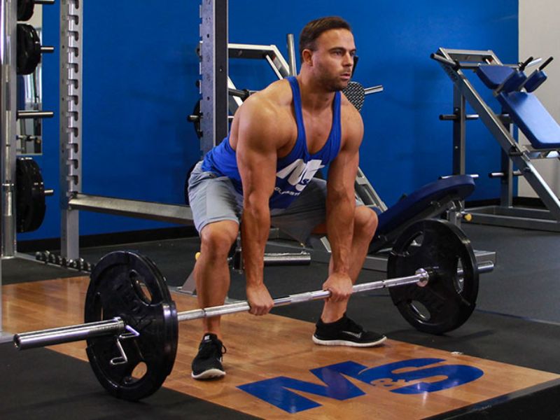 Sumo Deadlift tập trung vào nhóm cơ đùi trước, cơ hông, cơ bụng, và gân chân