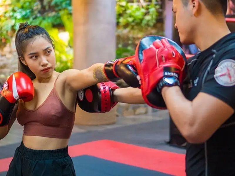 Hướng dẫn 10 bài tập kickfit tại nhà đơn giản và hiệu quả 1 Bài tập kickfit tại nhà: Đấm Jab/Cross
