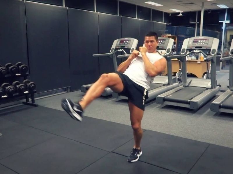 Hướng dẫn 10 bài tập kickfit tại nhà đơn giản và hiệu quả 5 Cú đạp Front Kick là một kỹ thuật phổ biến trong kickfit