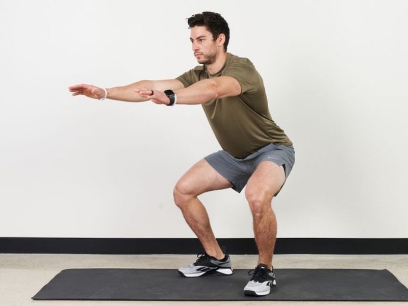Hướng dẫn 10 bài tập kickfit tại nhà đơn giản và hiệu quả 8 Squat là một bài tập kickfit tại nhà lý tưởng