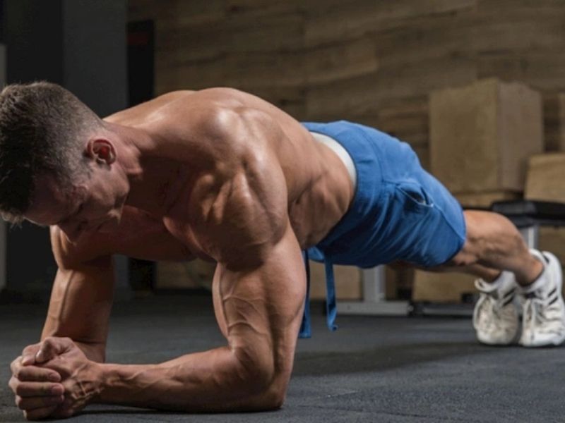 Hướng dẫn 10 bài tập kickfit tại nhà đơn giản và hiệu quả 9 Plank là một bài tập kickfit tại nhà quen thuộc