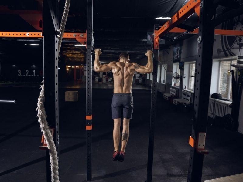 Bài tập phụ trợ boxing như hít xà đơn 