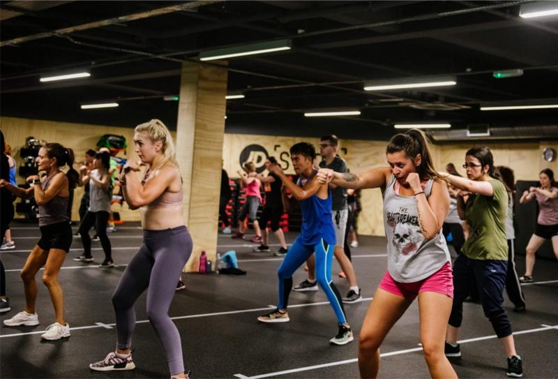 Tập Body Combat đấm thẳng Jab Cross