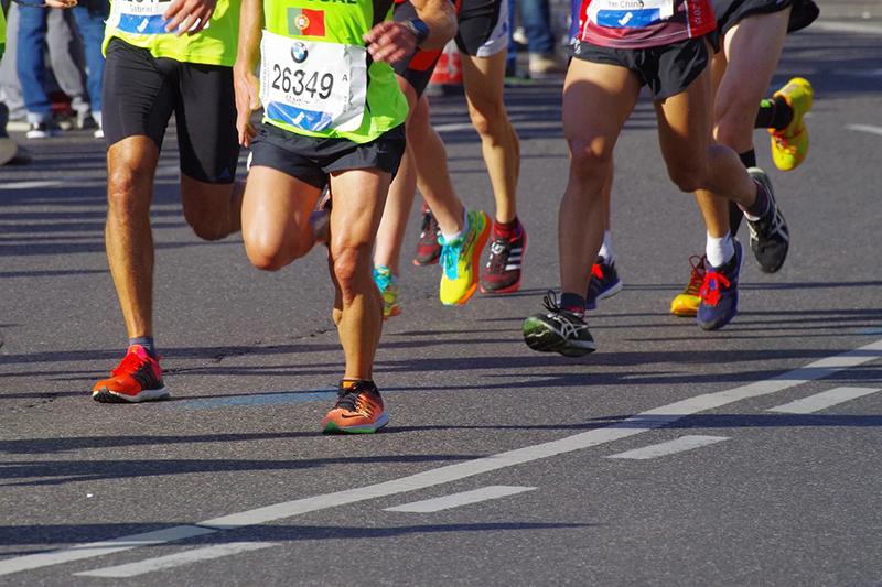 Cách chạy bền 1500m không mệt theo chia sẻ từ các HLV 3 Thực hiện kỹ thuật tay đúng cách
