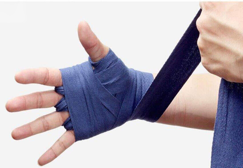 Quấn dây băng tay quanh các ngón tay 