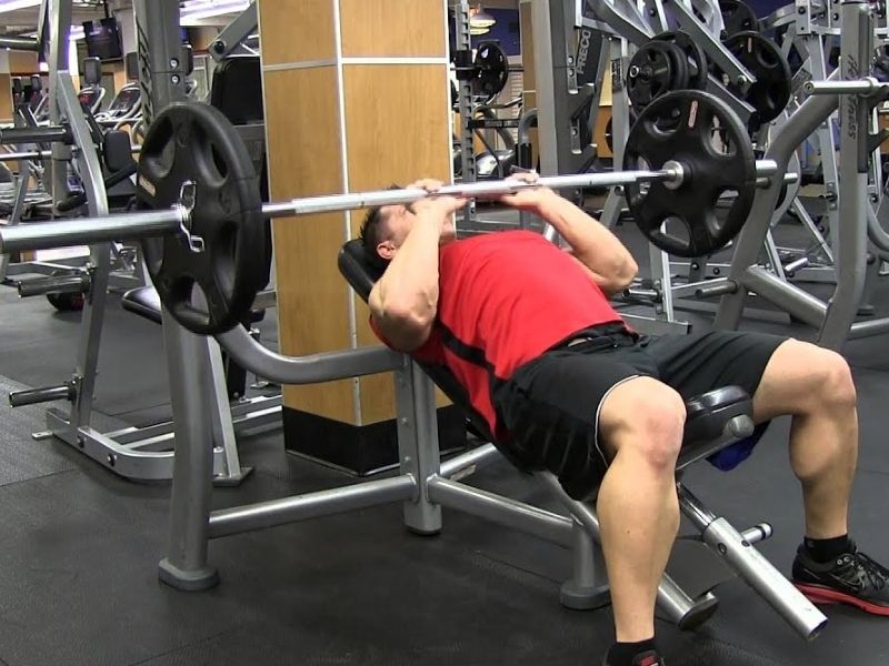 Close Grip Bench Press là một biến thể của bài tập Bench Press truyền thống