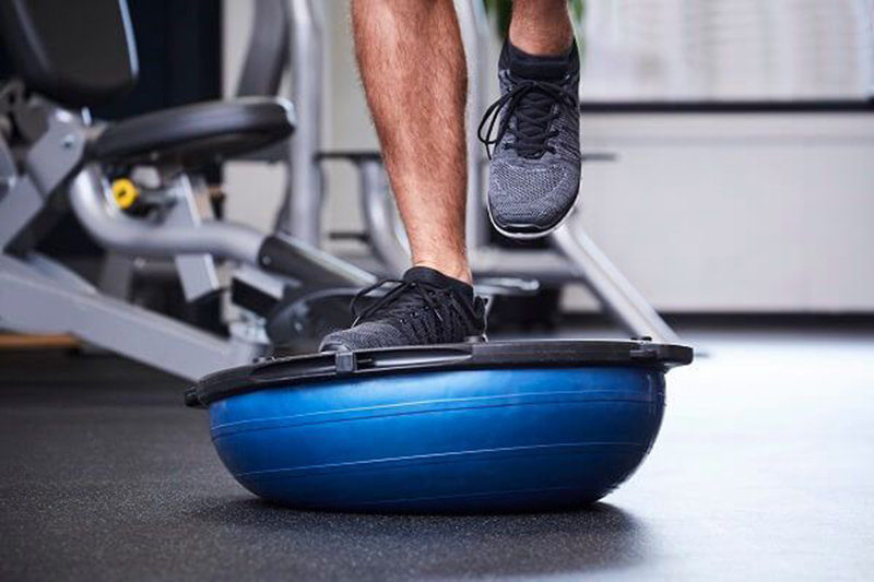 bài tập với bóng tập thăng bằng Bosu