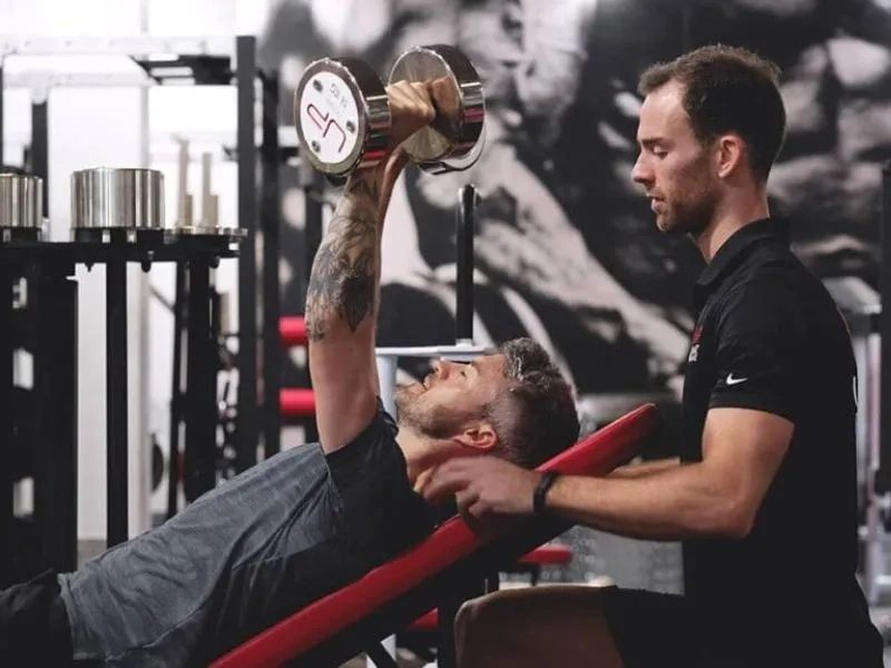 PT cá nhân sẽ theo dõi sự tiến bộ của bạn và điều chỉnh chương trình tập luyện
