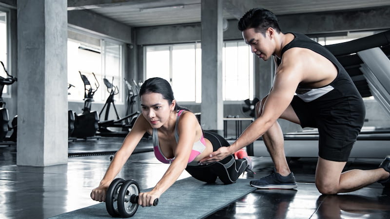 Sử dụng con lăn tập bụng