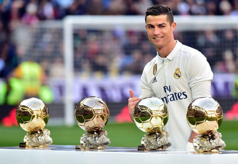 Cristiano Ronaldo nhận quả bóng vàng