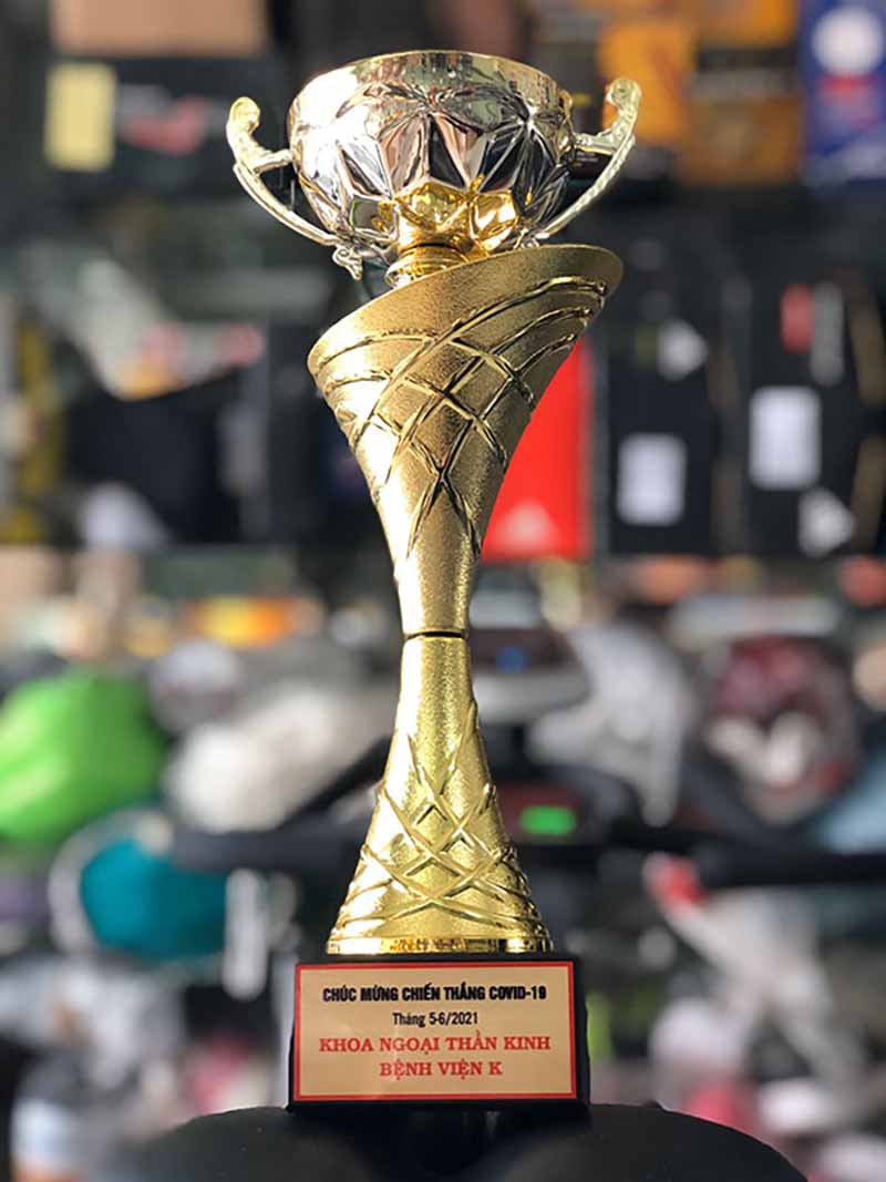 Hình ảnh thực tế Cúp lưu niệm MLG0001