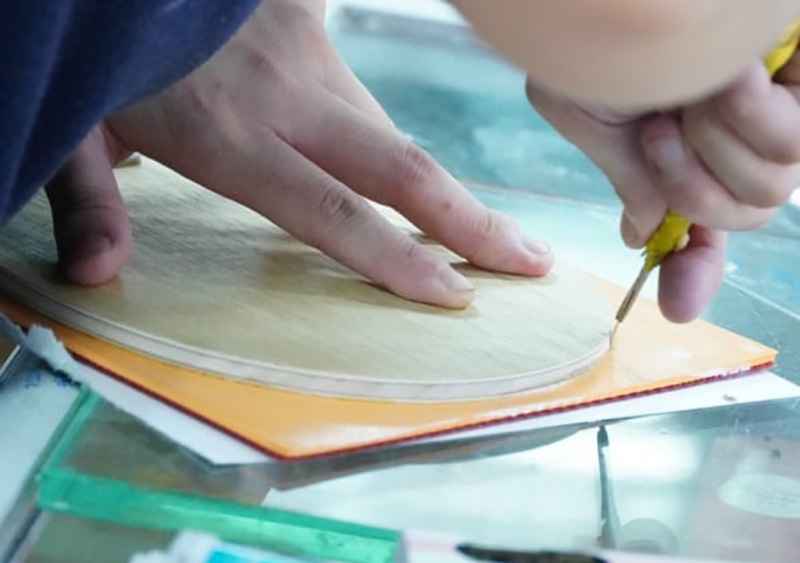 Cách dán mặt vợt bóng bàn 