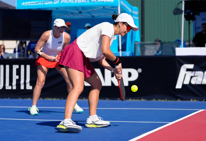 Giao bóng trong pickleball đôi 