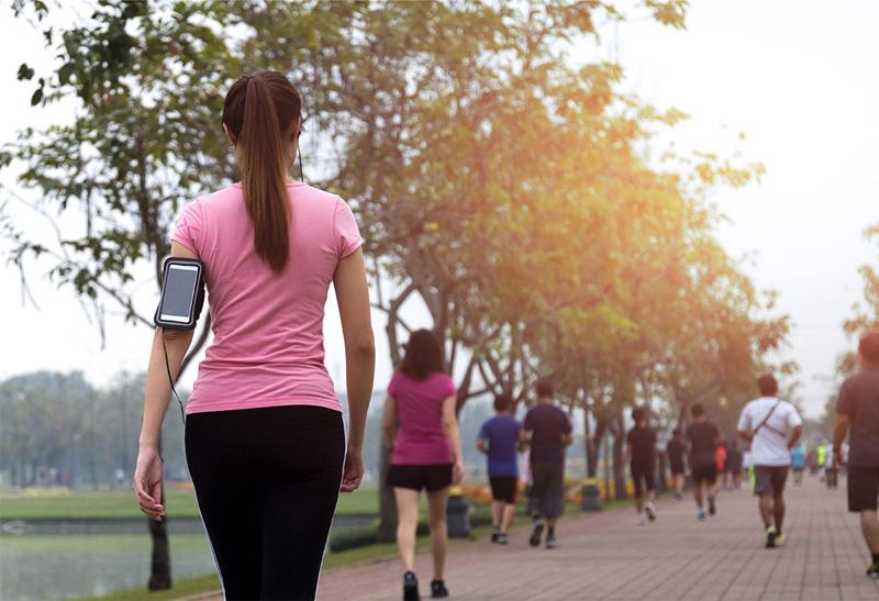 Đi bộ vào buổi sáng sớm 