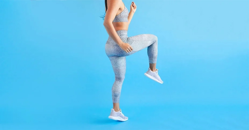 Khởi động trước squat với động tác nâng cao đùi