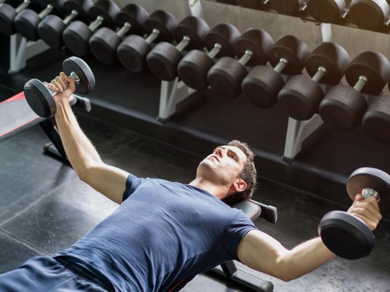 Dumbbell Fly mang lại nhiều lợi ích nổi bật, đặc biệt đối với việc phát triển cơ ngực