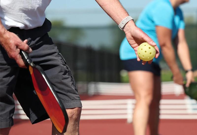 Hướng dẫn kỹ thuật giao bóng xoáy pickleball chi tiết nhất! 2 Kỹ thuật giao bóng xoáy Topspin