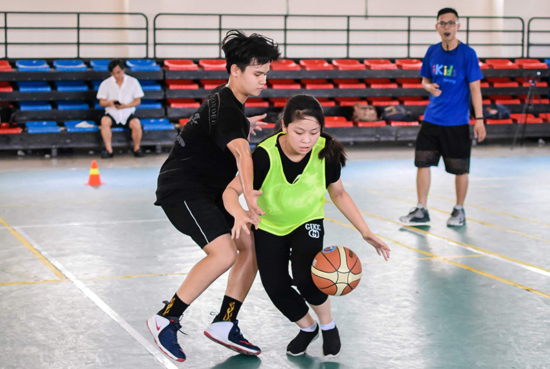 Kèm người có bóng 
