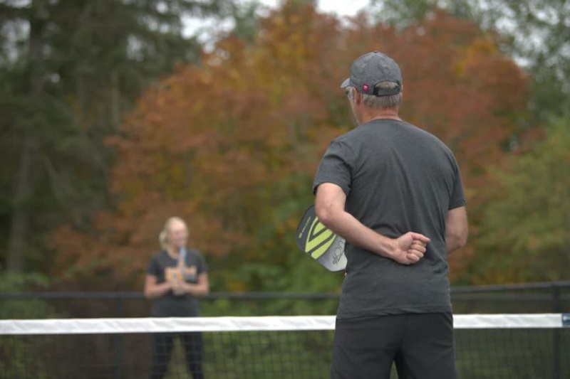 Chơi pickleball 