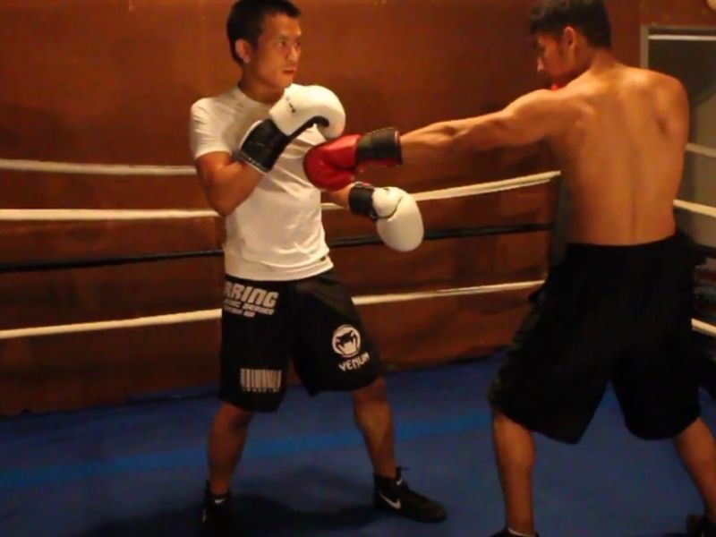 Kỹ thuật phòng thủ Parrying Punches trong boxing: The Down Parry