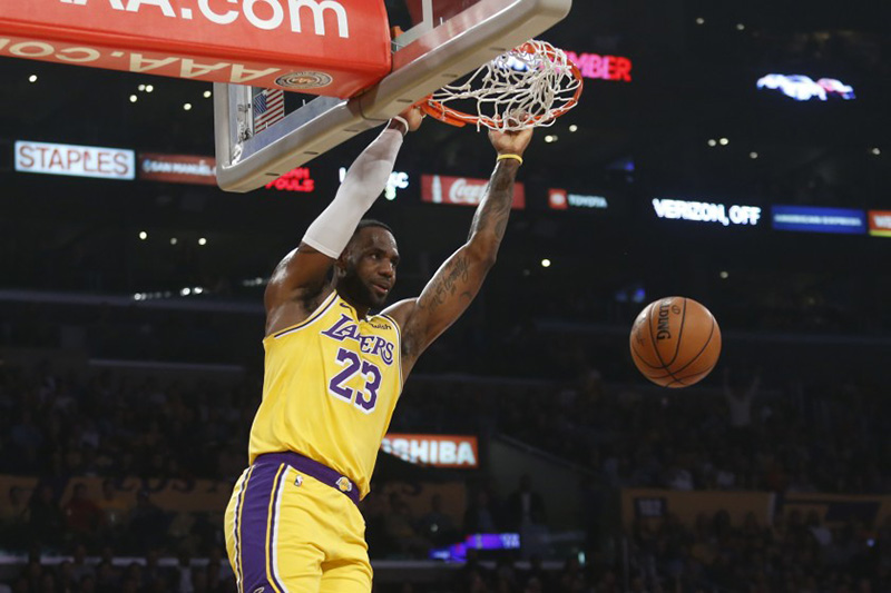 Thực hiện cú Slam Dunk với nhiều cách khác nhau để ghi điểm