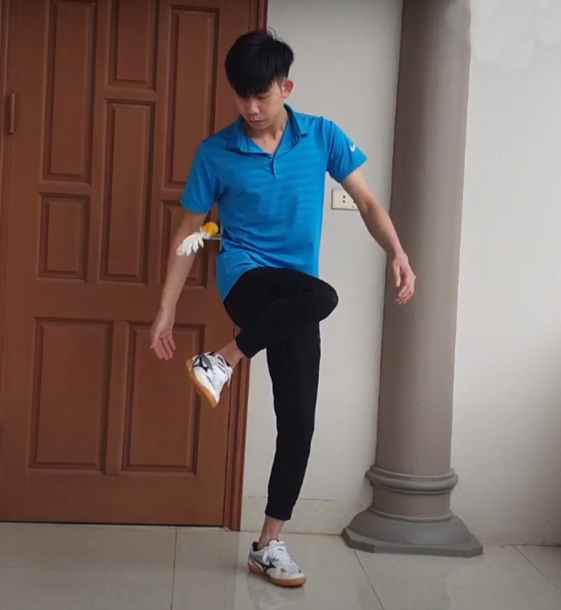 Kỹ thuật tâng cầu bằng má ngoài bàn chân