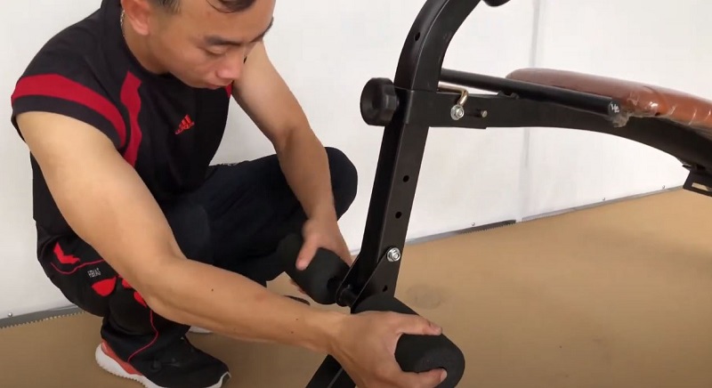 Lắp chân đỡ và đệm chân 