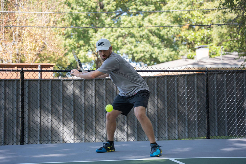 Lỗi ở khu vực bếp trong Pickleball - Lỗi giao bóng