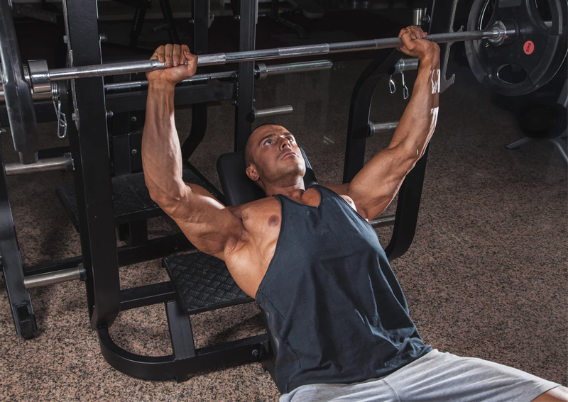 Tập Incline Barbell Bench Press giúp săn chắc nhiều nhóm cơ thân trên