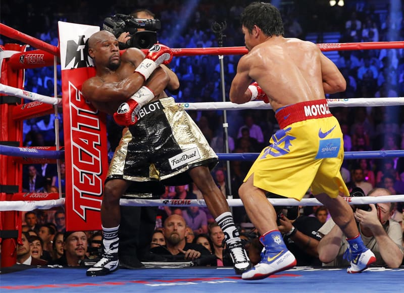 Lùi về sau để né đòn khi chơi boxing 