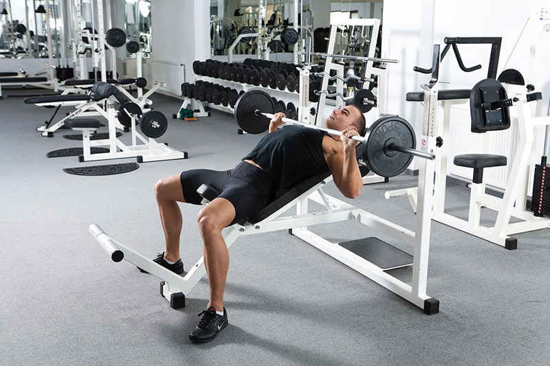 Tập Incline Barbell Bench Press đúng kỹ thuật để tối ưu hiệu quả