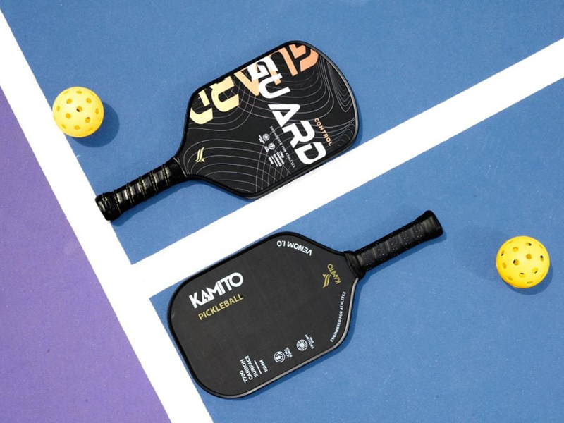 nen chon be mat vot pickleball carbon hay soi thuy tinh