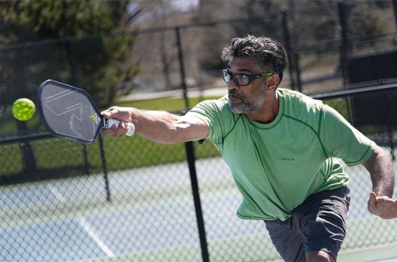 Đánh bóng đúng kỹ thuật để tránh chấn thương khi chơi Pickleball 
