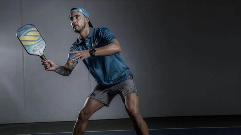 Hướng dẫn cách cầm vợt pickleball cho người mới 4 Luyện tập cách cầm vợt trong khoảng không gian hạn chế