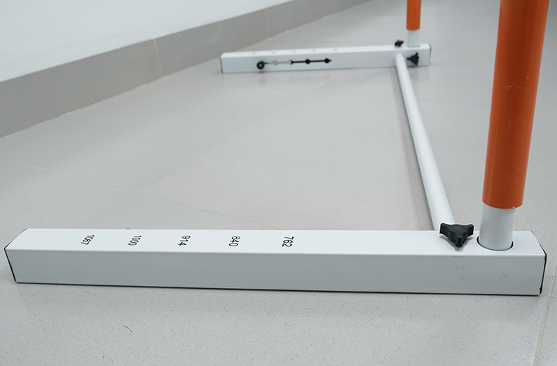 Rào vượt điền kinh TT 903953 6 Chân rào được làm từ thép hộp chắc chắn và vững vàng