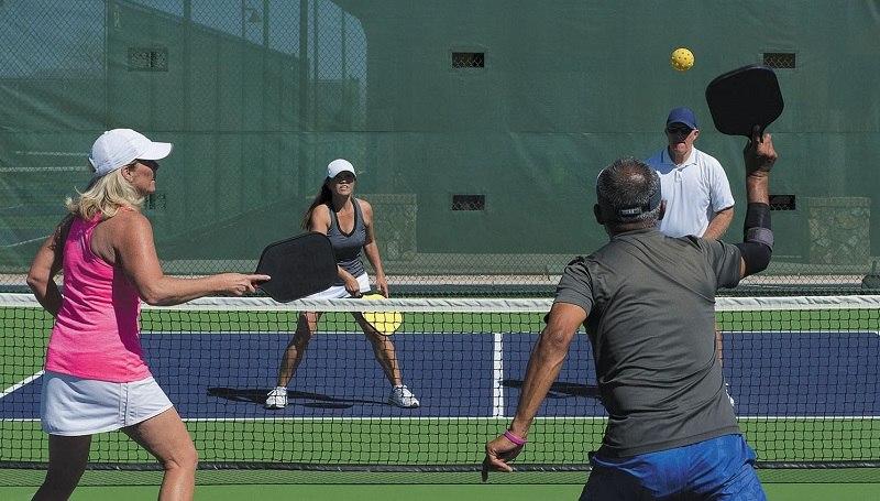 Hướng dẫn cách khắc phục lỗi đánh bóng pickleball ra ngoài 4 Tăng cường tập trung và phán đoán khi chơi pickleball