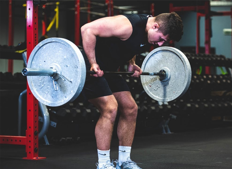 Tập Bent Over Barbell Row giúp kích thích cơ bắp phát triển 