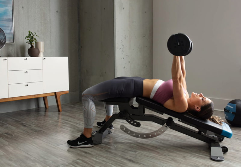 tập đẩy tạ với ghế tập bụng