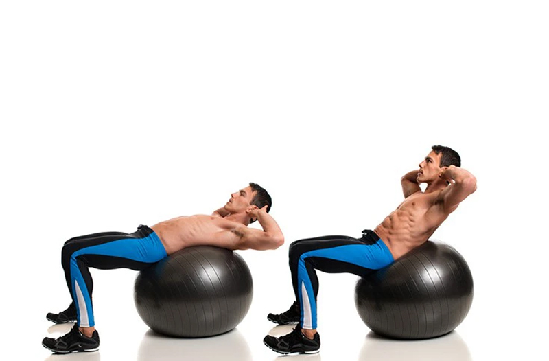 Bài tập gập bụng cùng với bóng 