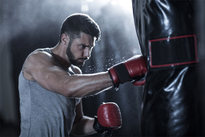 Bài tập né đòn với bao cát rất dễ thực hiện khi tập boxing 