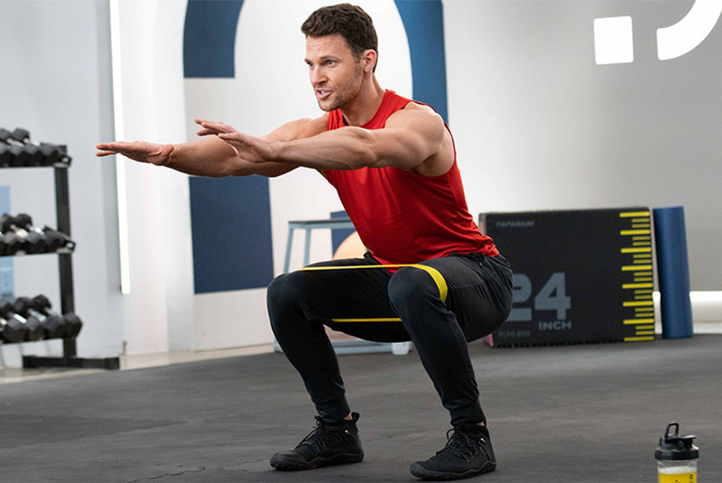 Tập squat với dây kháng lực 