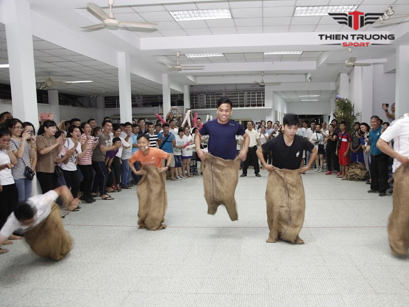 Bao tải nhảy bao bố 4 Bao bố được dùng phổ biến cho tập thể tại cơ quan, trường học, trại hè, du lịch tập thể, team building…