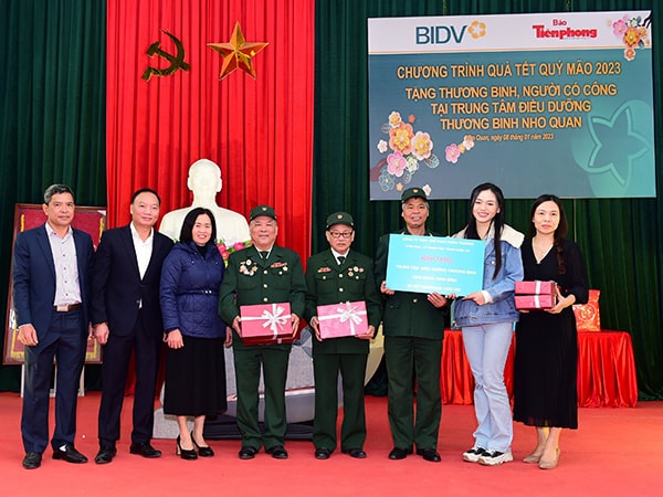 Thiên Trường tặng quà Tết Quý Mão 2023 tại Trung tâm điều dưỡng thương binh Nho Quan 1 Công ty TNHH Thiên Trường tặng quà thương binh