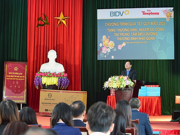 Thiên Trường tặng quà Tết Quý Mão 2023 tại Trung tâm điều dưỡng thương binh Nho Quan 2 Nhà báo Lê Xuân Sơn phát biểu tại chương trình quà Tết Quý Mão 2023