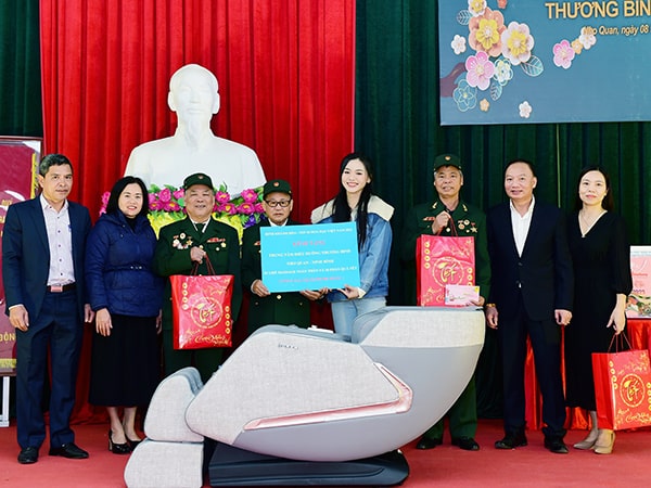 Thiên Trường tặng quà Tết Quý Mão 2023 tại Trung tâm điều dưỡng thương binh Nho Quan 3 tặng ghế massage toàn thân Oreni OR-170