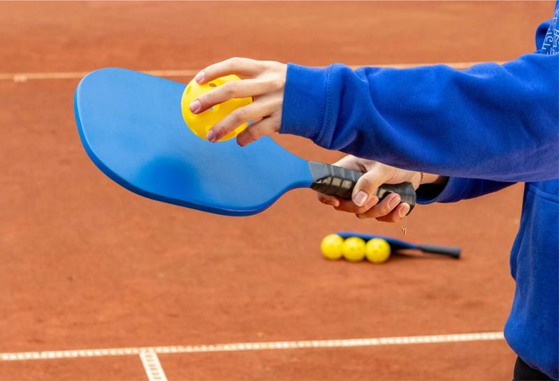 Hướng dẫn kỹ thuật giao bóng xoáy pickleball chi tiết nhất! 5 Lợi ích áp dụng kỹ thuật giao bóng xoáy trong môn pickleball