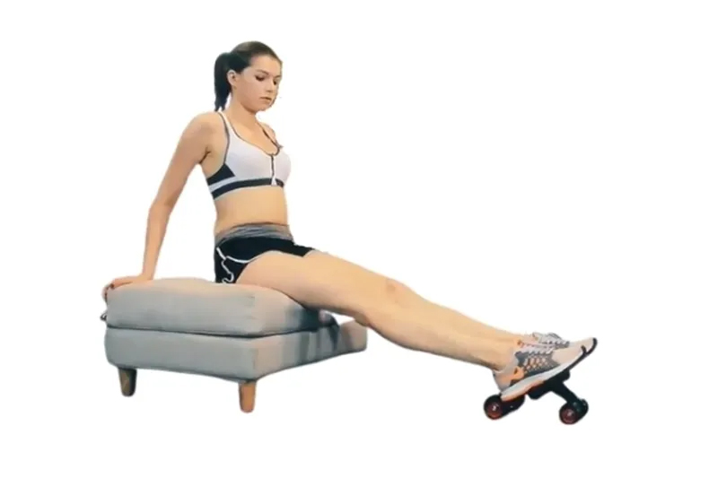 Bài tập ngồi đẩy chân với con lăn tập bụng 