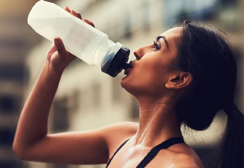 Nên uống đủ lượng nước mà cơ thể cần mỗi ngày