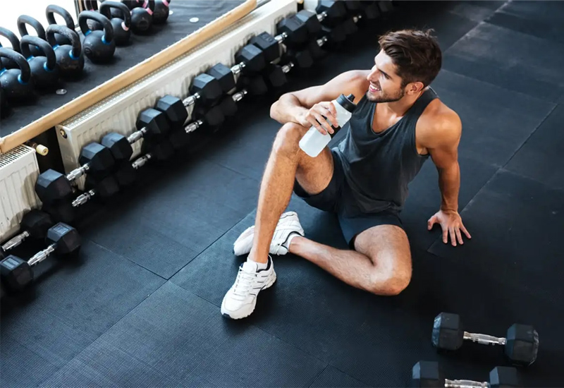 Uống đủ nước khi tập gym 